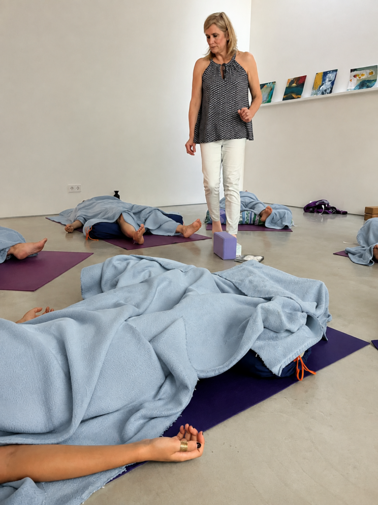 Terapeuta supervisant una sessió d'acupuntura comunitària