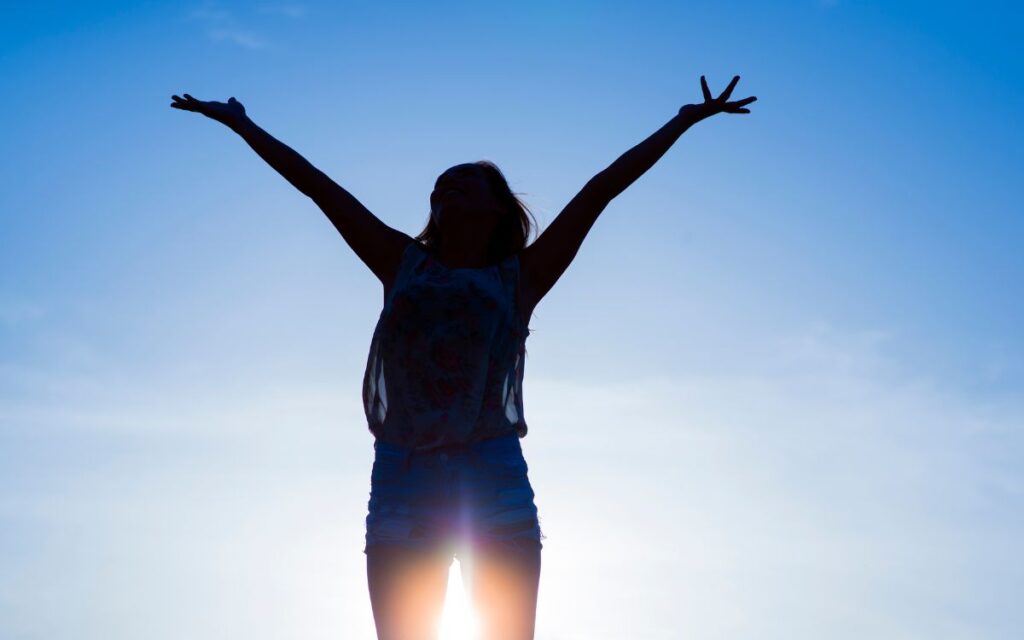 persona abriendo los brazos