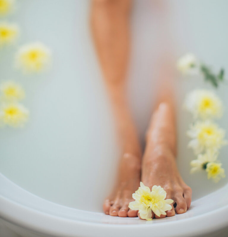 Pies en agua caliente con flores relajantes