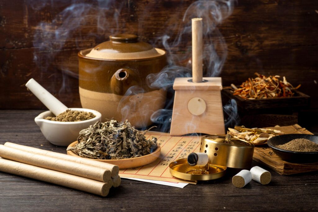 Material de Medicina Tradicional Xina preparat per a una sessió d´acupuntura i moxibustió.