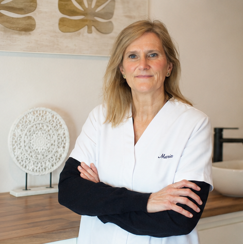 Maria acupuntora en Barcelona y terapeuta posando en consulta de Terapias Orientales y Energéticas en Barcelona